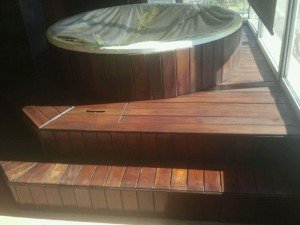 Acuchillado de superficie de madera de piscina. Antes