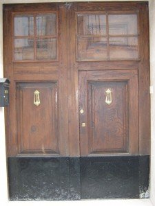 Portón restaurando antes