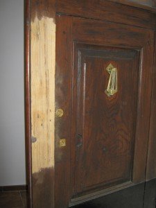 Portón restaurando antes