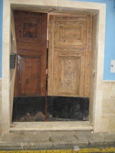 Portón restaurando antes