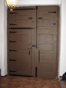 Portón restaurando después.