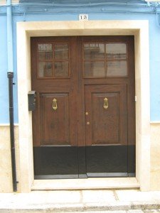 Portón restaurando después.