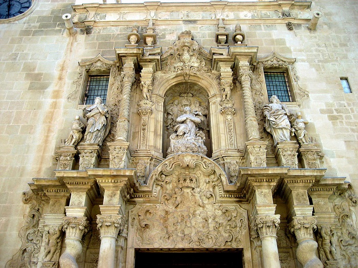 Un trabajo muy especial: lacado de los bancos de la Basílica de Santa María (Alicante)