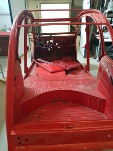 Chasis de un coche antes de arenarlo.