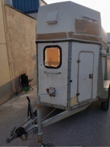 Limpieza con chorreado de arena en remolque de caballos