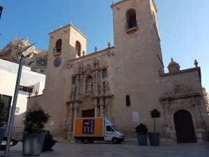 restauración de los bancos de la basílica de Santa María en Alicante