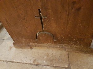 detalle de los bancos en mal estado de la Basílica de Santa María de Alicante