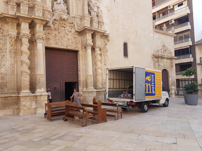 Restauración de los bancos de la Basílica de Santa María (Alicante)