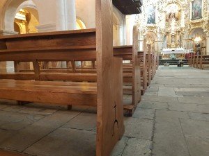bancos de la basílica de santa maría en alicante tras su restauración