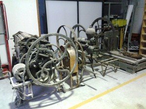 Restauración de maquinaria antigua en una bodega