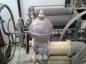 Restauración de una máquina antigua en una bodega