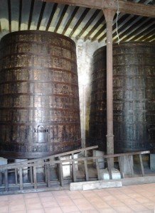 Restauración de toneles de madera en una bodega