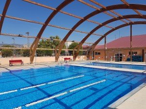 Vigas de madera de una piscina durante su restauración