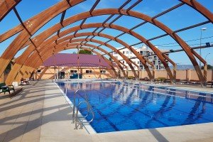 Lijado y tenido de las vigas de madera de una piscina