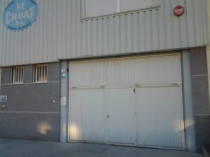 Lacado de la puerta de una nave industrial en la localidad de Onil
