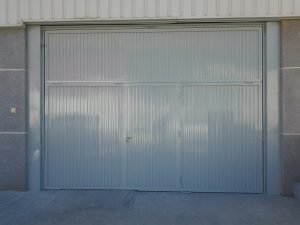 Puerta de la nave industrial lacada en blanco