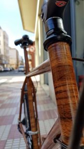 Detalle de la hidroimpresion de una bici