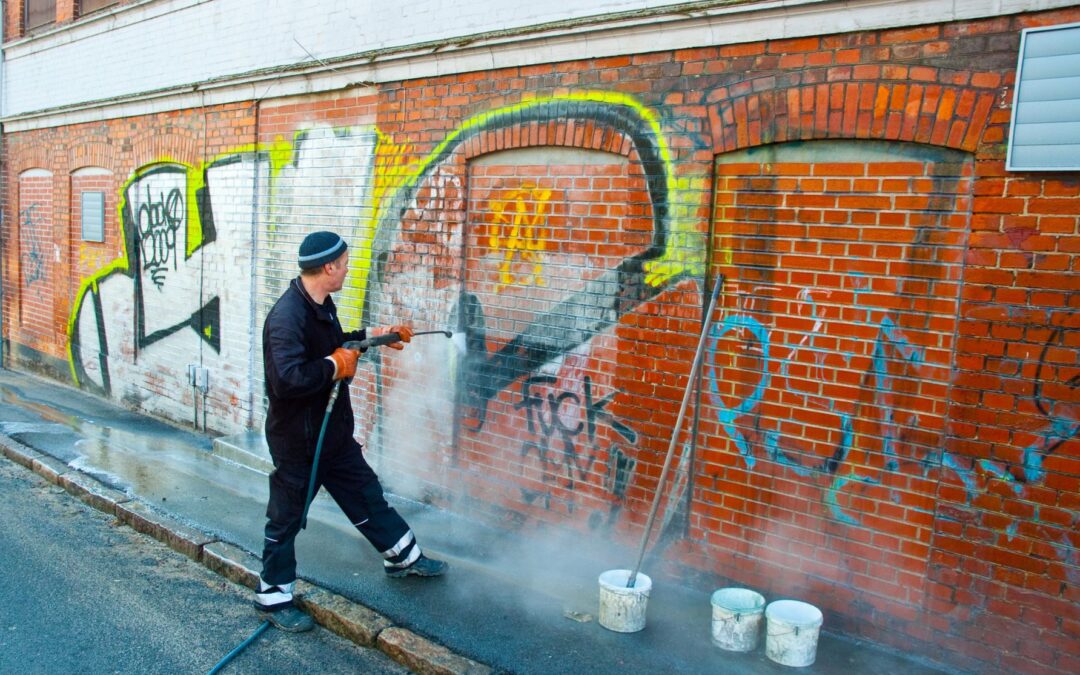 Limpieza a vapor, de graffitis en monumentos históricos en Alicante