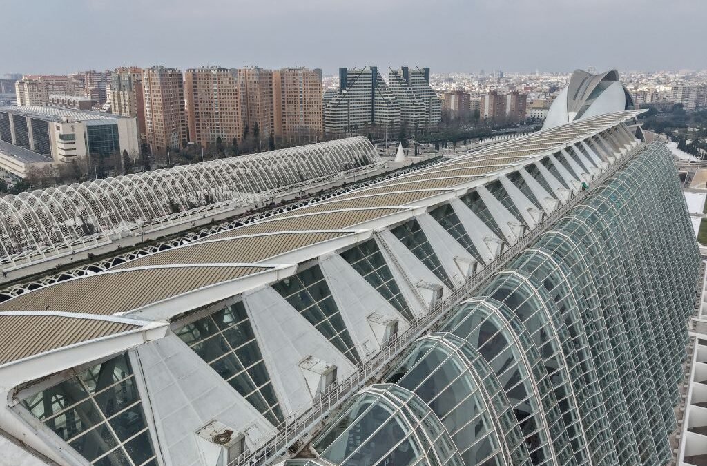 Limpieza con vapor de alta presión en cristales del Museu de les Ciències (València)
